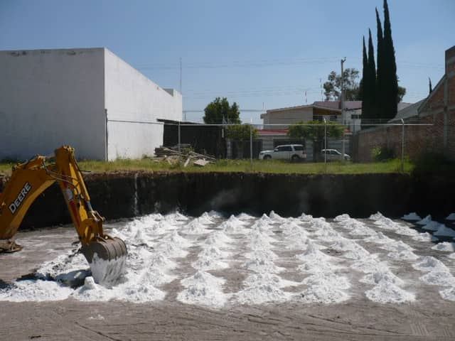 Estabilización de suelo con cal dosificada en retícula antes de la compactación