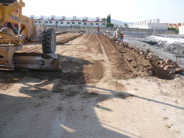 Motoconformadora John Deere 770 BH conformando subrasante en obra