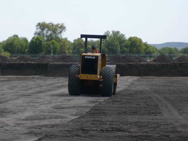 Vibrocompactador Caterpillar en frente de trabajo de terracería