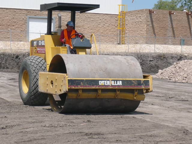 Vibrocompactador Caterpillar CS-563C compactando plataforma industrial
