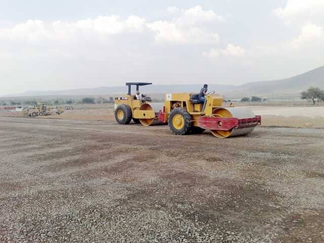 Dos vibrocompactadores trabajando en terracería de gran superficie