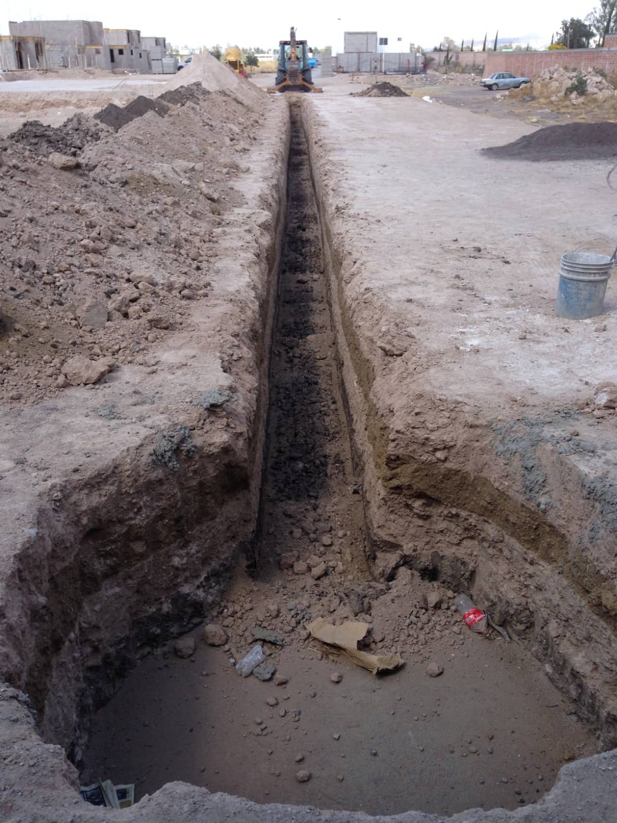 Zanja de excavación de gran longitud abierta con retroexcavadora