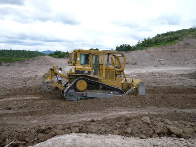 Tractor de orugas Caterpillar D6 — flota de Construcciones Peña