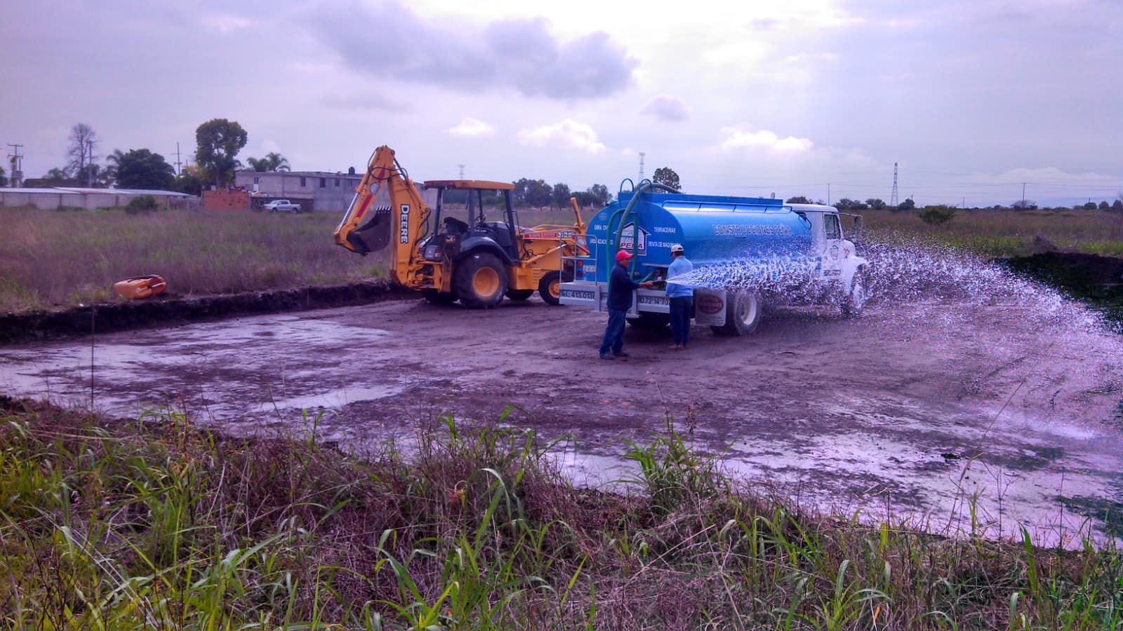 Pipa de agua International 10,000 L — flota de Construcciones Peña