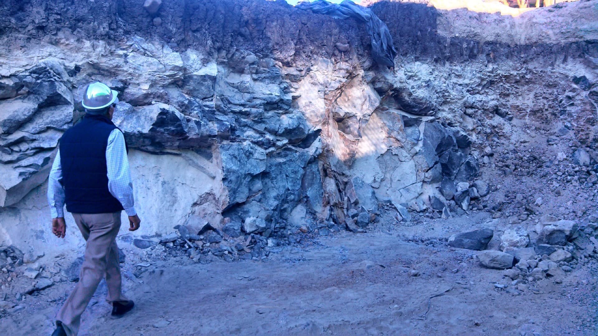 Dirección técnica supervisando un corte en roca en obra