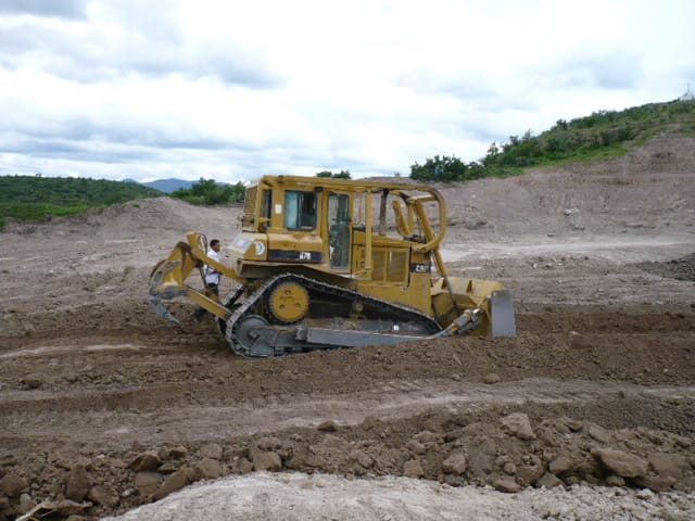 Tractor de orugas Caterpillar D6 de la flota de Construcciones Peña