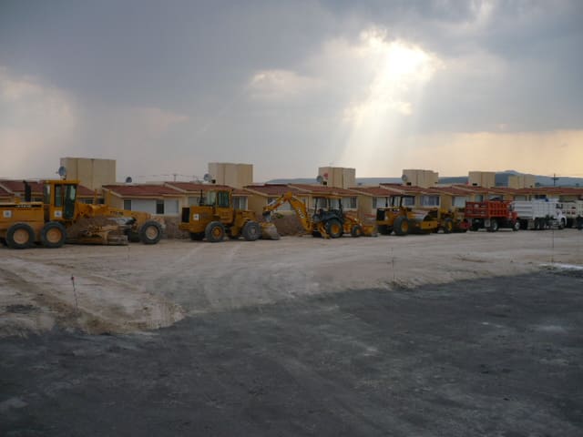 Flota completa de maquinaria pesada de Construcciones Peña